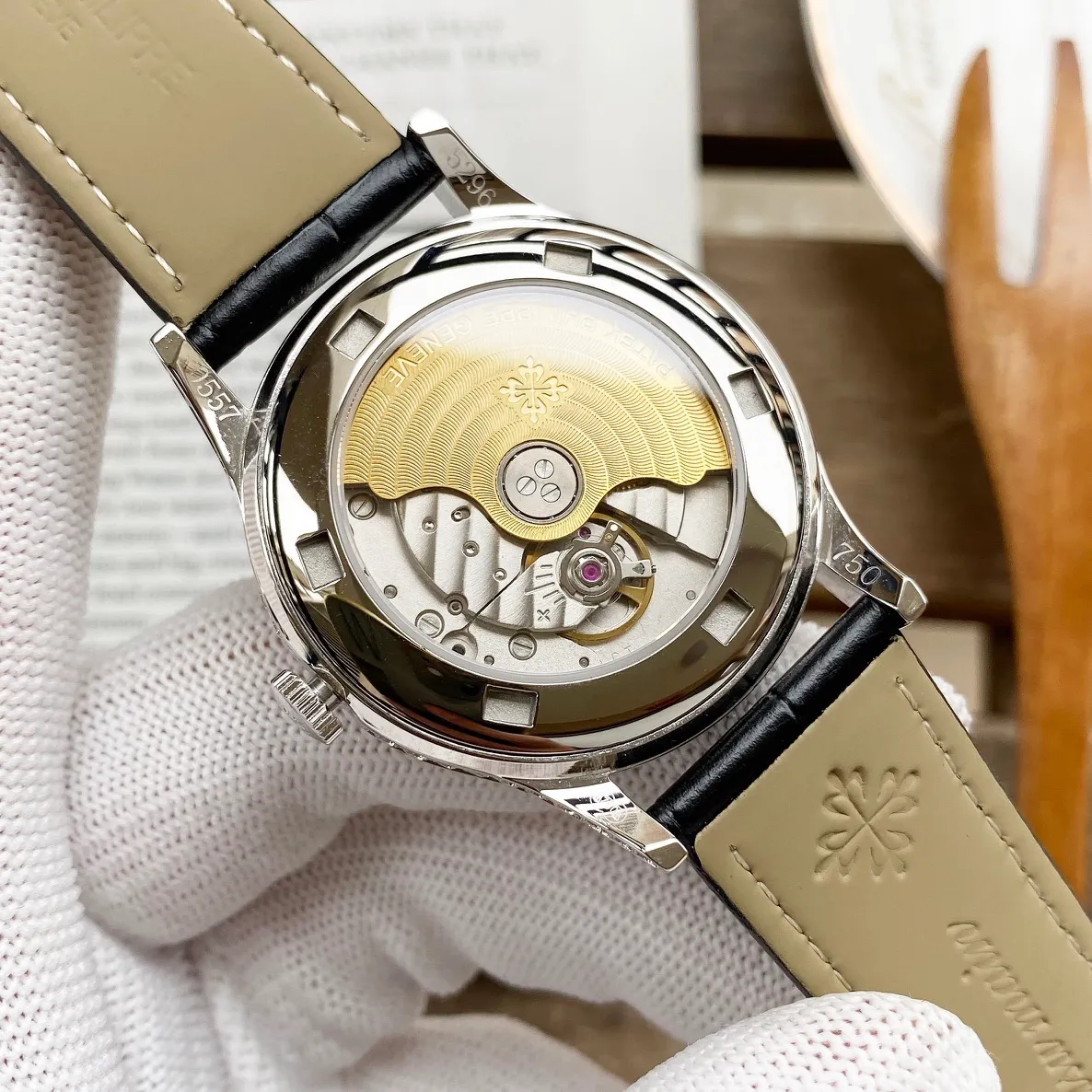 【Top replica】💰3500! Patek Philippe Classic Watch Series——5296. Platinum V8 upgraded version! [Details are upgraded as follows] Using the finest diamonds, luxury diamonds, the watch size is 38mmX9mm, thin and quality 1. Improve the details of the case, improve the polishing quality, and exclusively restore the perfect proportions and unique texture of the genuine product. 2. The scales and hands are enhanced with the latest precious metal plating technology, which makes the effect even better! 3. "Pot lid type" slightly convex sapphire watch mirror, the shape is consistent with the original product, the effect is transparent, and the time is clear. [Leading the era of all-in-one computers] Using a customized version of Cal.9015 - thinner, more stable, and more like. [Strap] Classic Italian calfskin strap with clear texture and high quality. The pin buckle is polished neatly and brightly, and it is universal and original without any pressure. So noble, classic and timeless, once you have it, there is nothing else to ask for.
